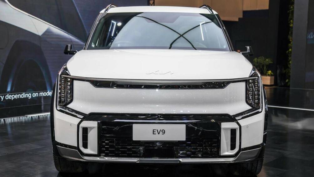 Về thiết kế, cản trước vuông vức nên trông thể thao hơn, đi kèm ốp màu đen bóng và khe gió nổi bật. Dưới cản trước còn có thêm ốp gầm màu bạc hầm hố.