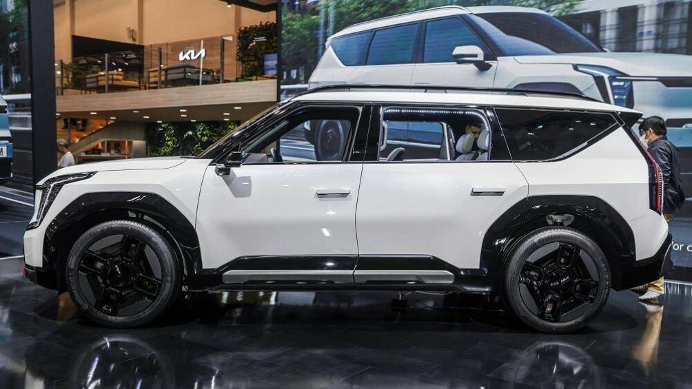 Thay đổi tiếp theo của Kia EV9 GT-Line 2024 so với bản thường nằm ở baga nóc có thiết kế thể thao và được sơn màu đen bóng.