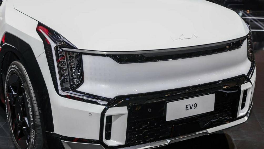 Bên cạnh đó là lưới tản nhiệt kỹ thuật số (Digital Pattern Lighting Grille) được tích hợp hệ thống đèn ẩn.