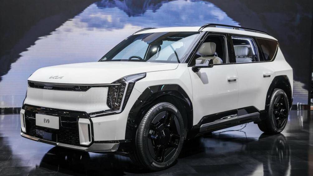 Đèn pha của xe bao gồm 12 bóng LED nhỏ vuông vức như viên đá và chia thành hai hàng dọc ở mỗi bên. Mỗi hàng dọc sẽ đóng vai trò như đèn chiếu xa và chiếu gần.