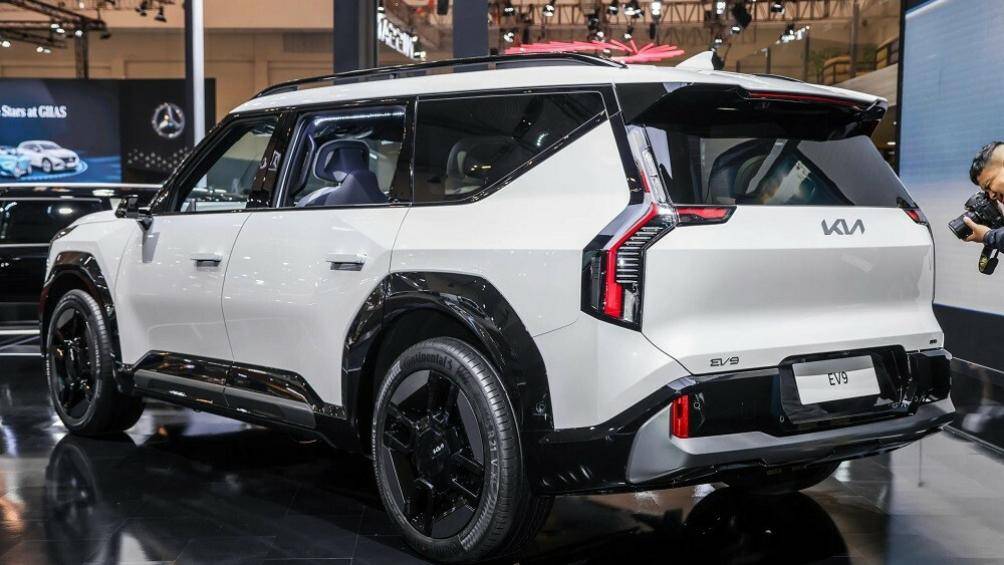 Đèn LED định vị ban ngày và đèn hậu LED lấy cảm hứng thiết kế từ bản đồ sao, vành hợp kim 21 inch với thiết kế 4 chấu, tay nắm cửa ẩn.