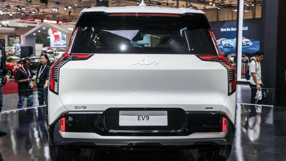 Cản sau của bản GT-Line cũng có thiết kế riêng, tích hợp 2 đèn phản quang nằm dọc và ốp màu bạc bên dưới.