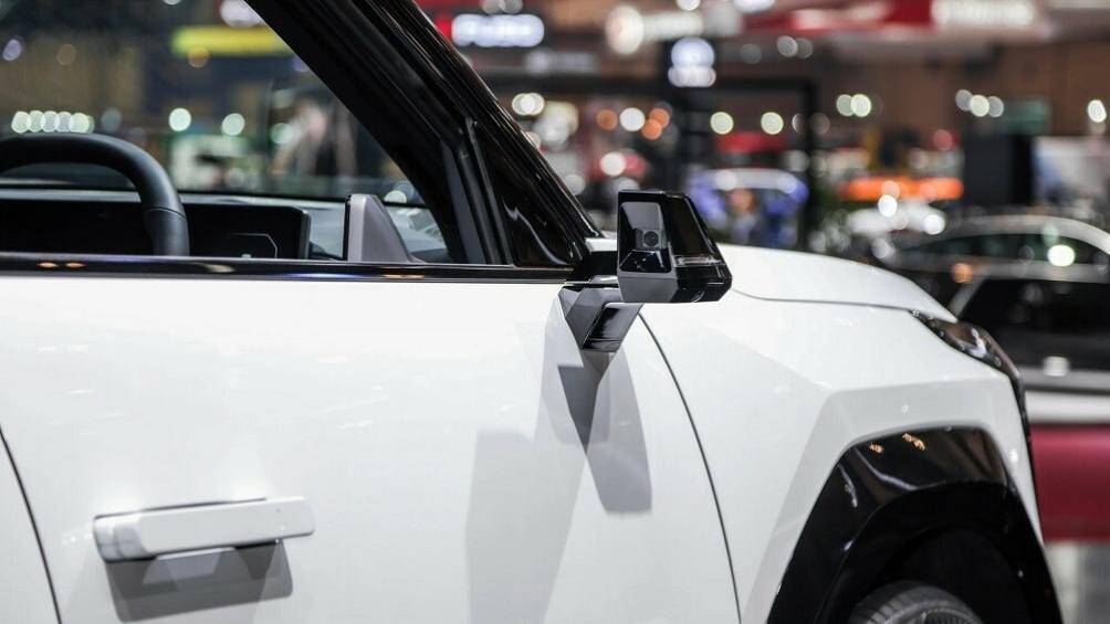 Đặc biệt, xe còn dùng camera kỹ thuật số thay cho gương chiếu hậu truyền thống.