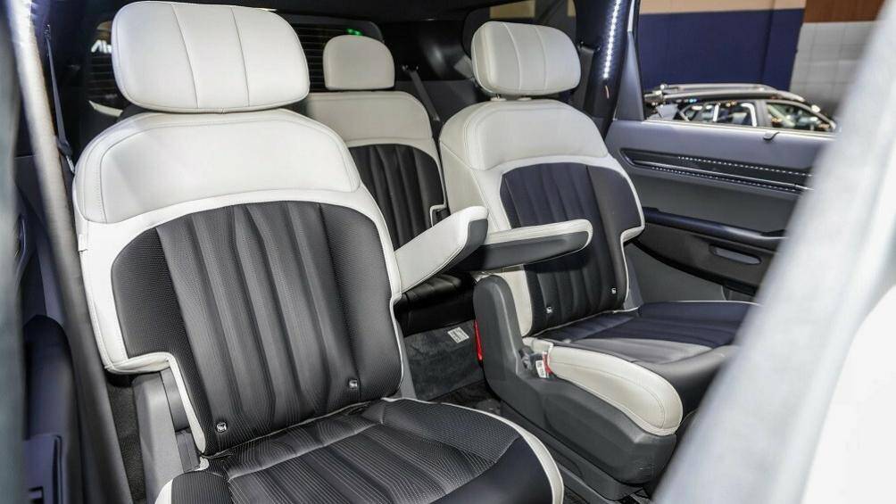 Bên trong, Kia EV9 GT Line 2024 được trang bị nội thất ba hàng ghế với 6 chỗ ngồi.