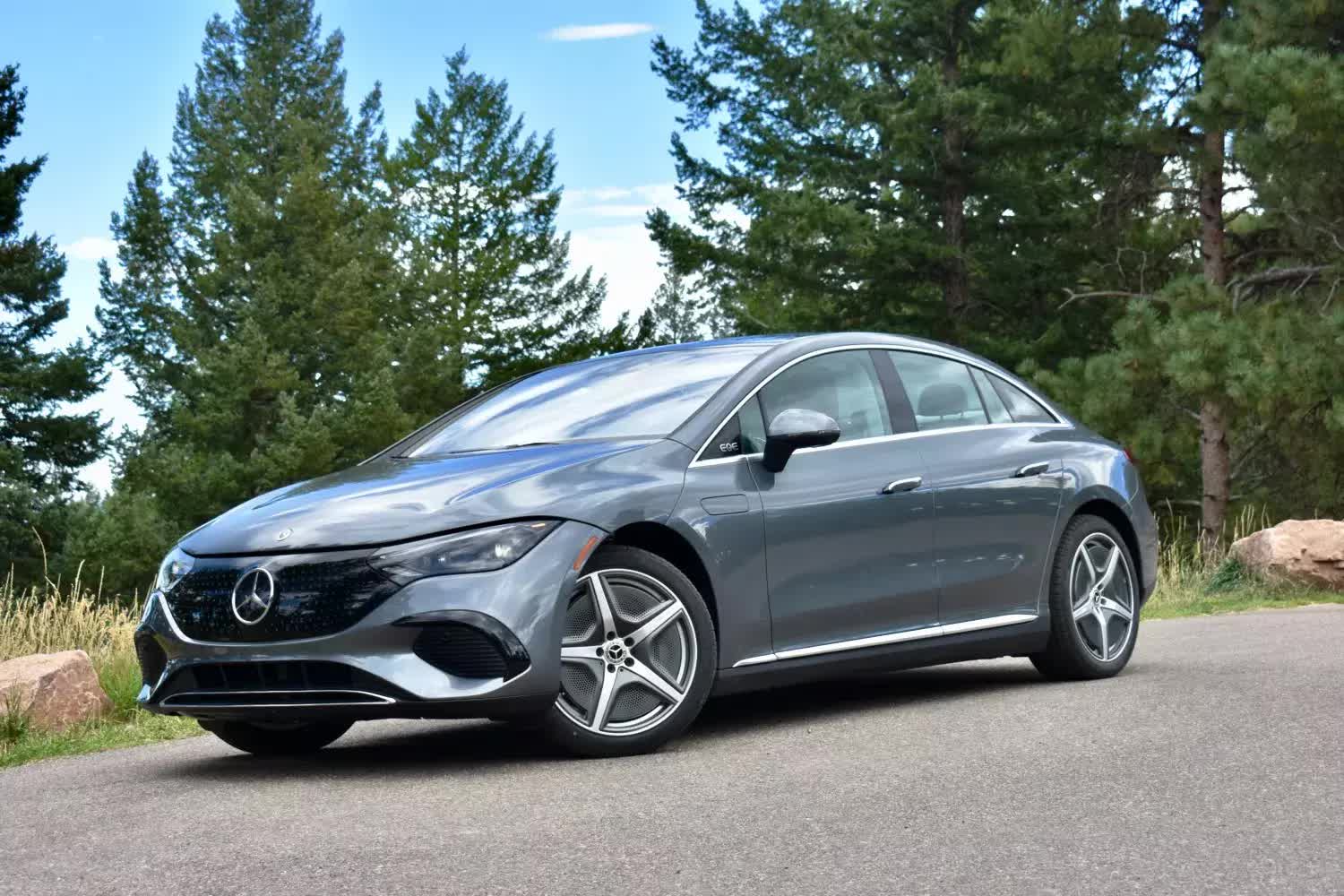 2. Mercedes-Benz EQE Sedan 2023 (giá khởi điểm: 76.050 USD).