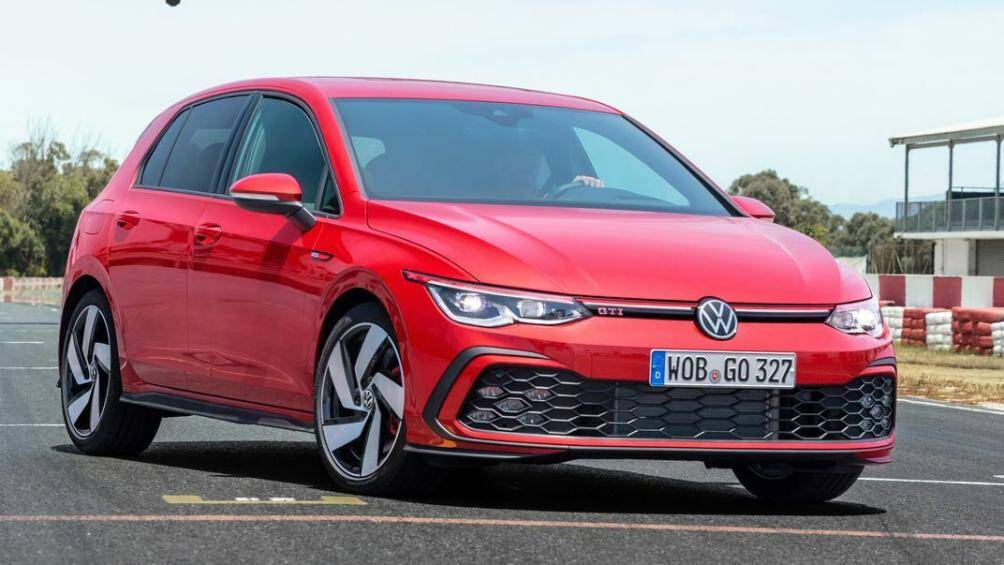 5. Volkswagen Golf GTI 2023 (giá khởi điểm: 31.625 USD).