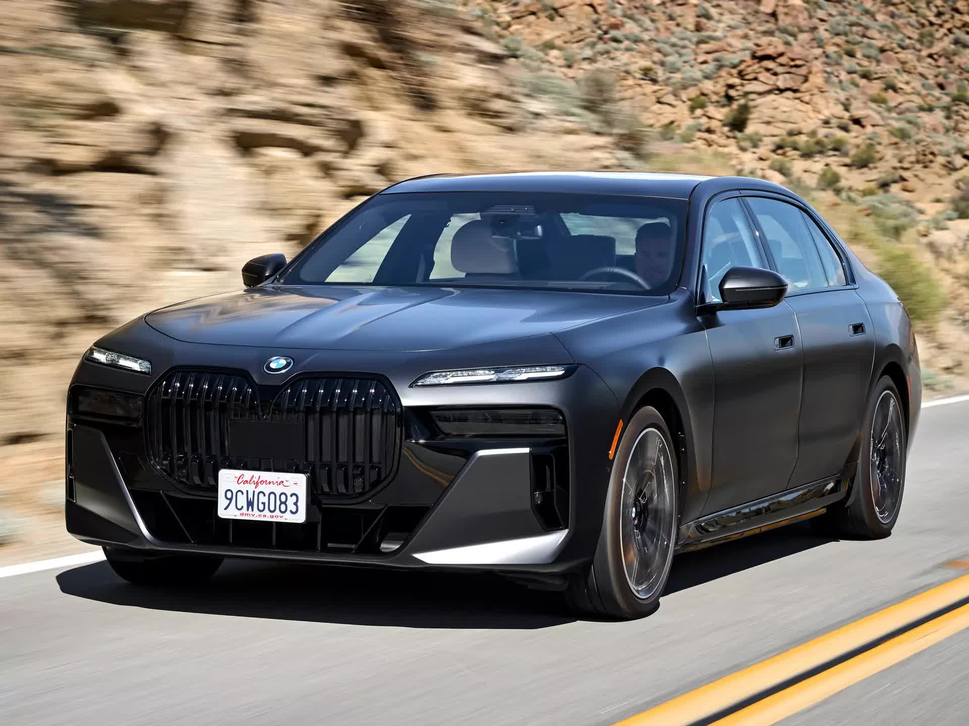 6. BMW i7 2023 (giá khởi điểm: 120.295 USD).