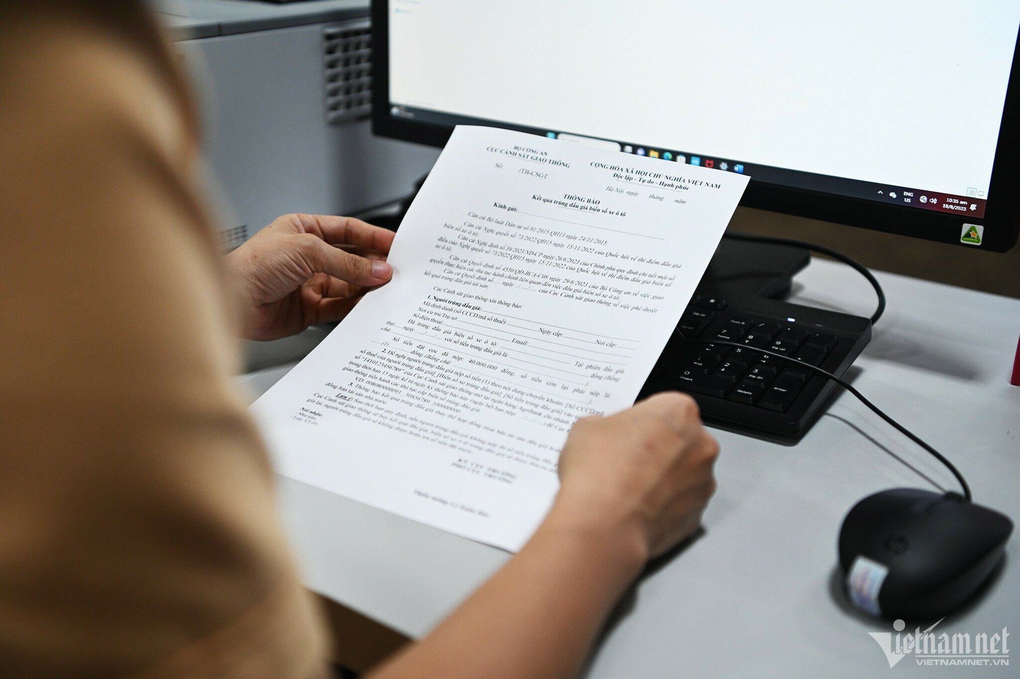 Nếu các cuộc đấu giá kết thúc đúng quy định, cán bộ CSGT sẽ thực hiện ký biên bản online (chữ ký số) và thực hiện các thủ tục theo quy định như: cấp thông báo cho người trúng đấu giá; thu tiền của người trúng đấu giá; cấp văn bản xác nhận biển số trúng đấu giá.