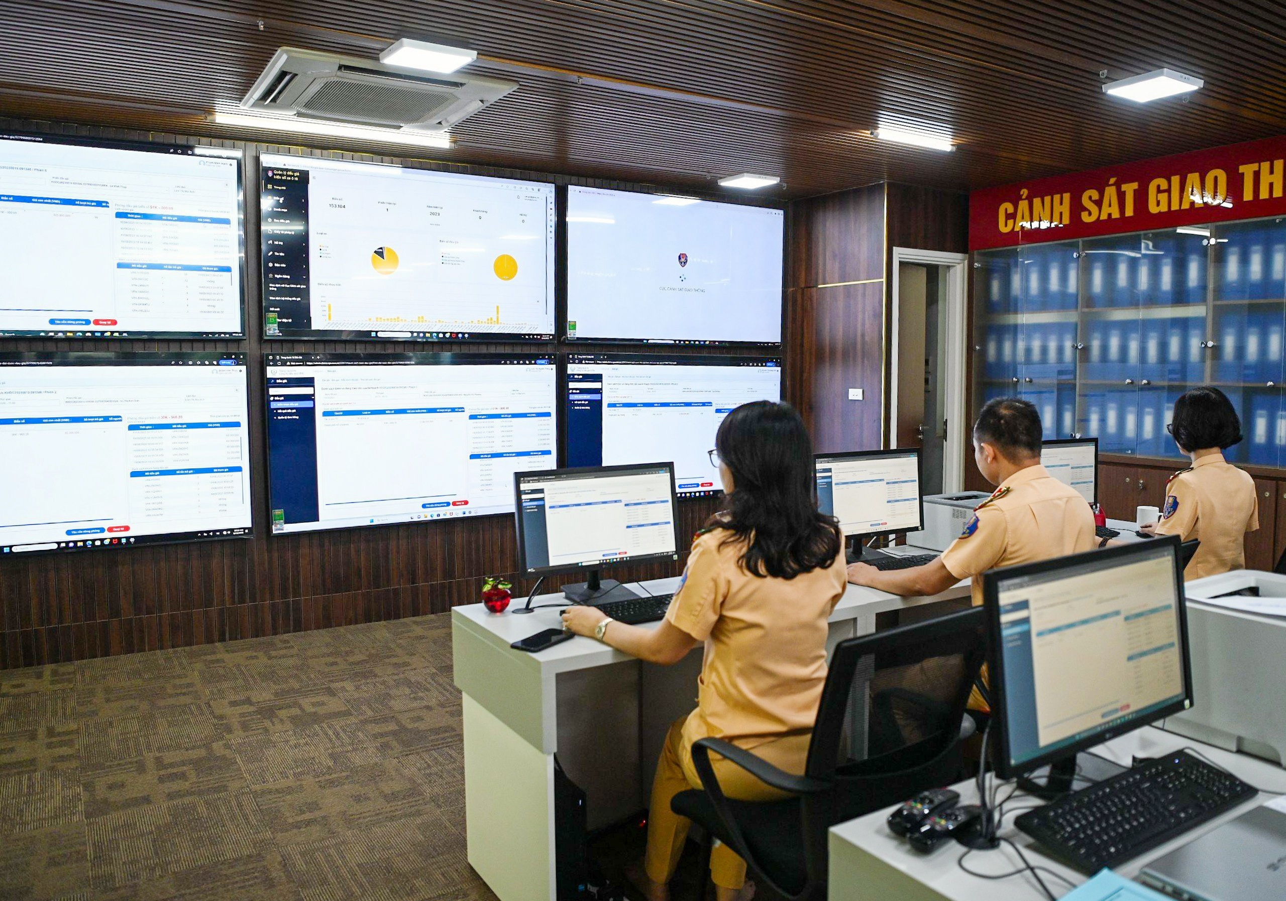 Phòng quản lý, giám sát đấu giá biển số ô tô được đặt tại trụ sở Cục CSGT với hệ thống 6 màn hình lớn được sử dụng để hiển thị thông tin về đấu giá gồm: số kế hoạch, tên phiên đấu, thời gian bắt đầu và thời gian kết thúc của từng cuộc, số lượng biển số đấu giá, số lượng khách hàng tham gia, diễn biến quá trình đấu giá.