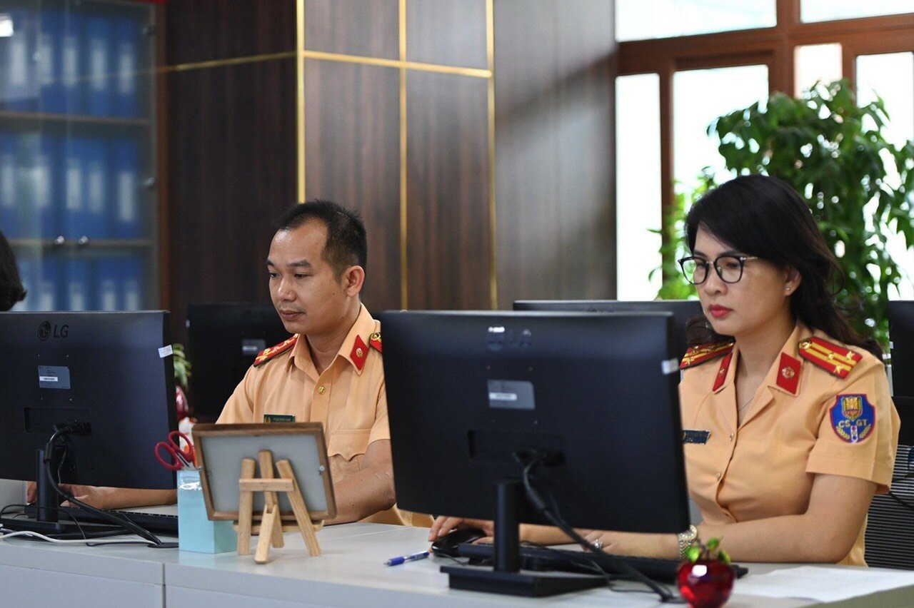 Tại phòng giám sát, chiều 21/8, mọi công tác chuẩn bị về máy móc, đường truyền đều đã được hoàn tất. Các giám sát viên CSGT liên tục kiểm tra thiết bị để đảm bảo hoạt động tốt nhất cho buổi đấu giá biển số ô tô sẽ diễn ra vào ngày mai.