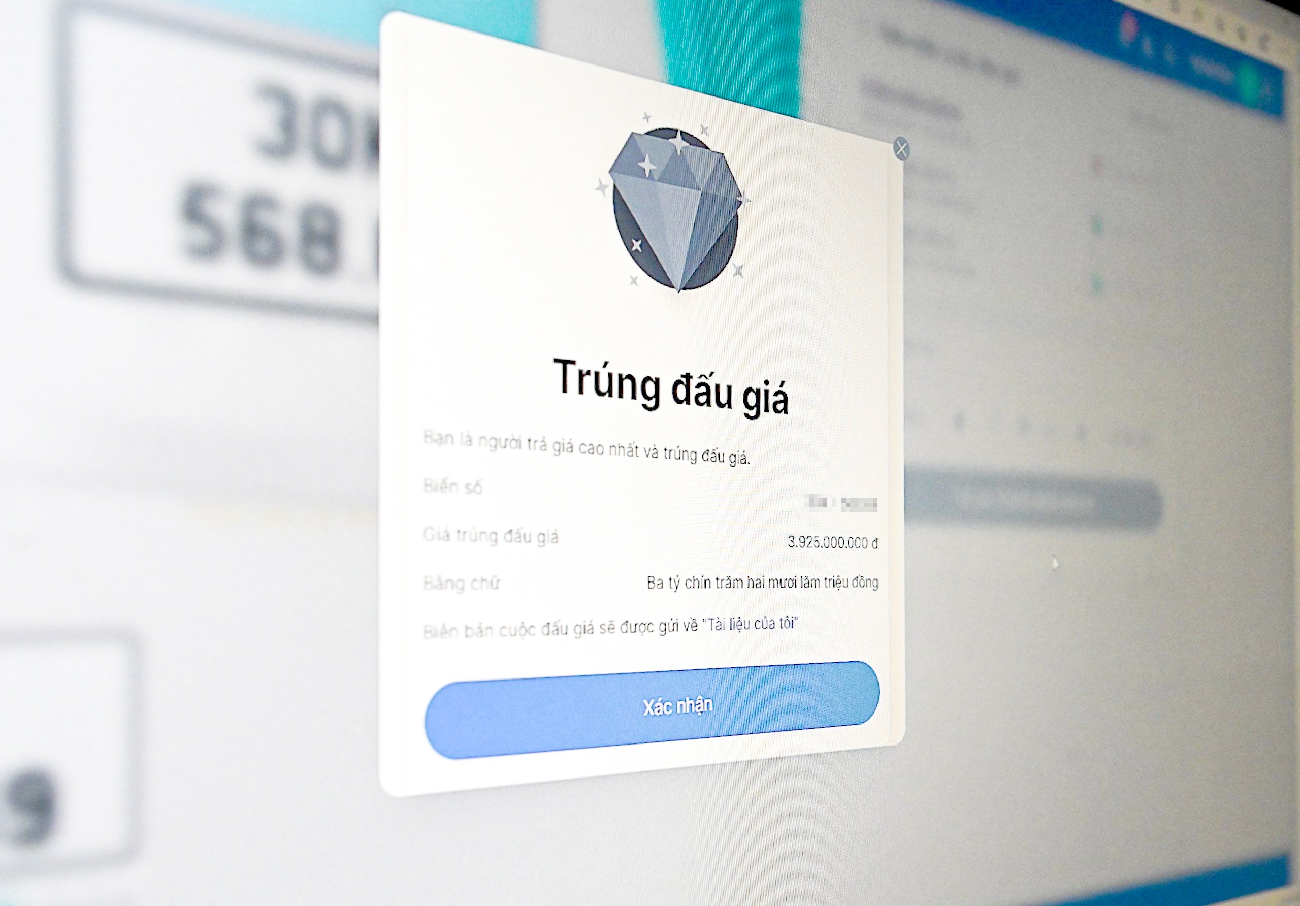 Toàn bộ các bước đấu giá biển số ô tô từ khi đăng ký tài khoản, lựa chọn biển số đến nhận văn bản xác nhận biển số trúng đấu giá đều thực hiện trên môi trường mạng. Người dân tham gia đấu giá và nhận kết quả đấu giá biển số ô tô tại gia đình.