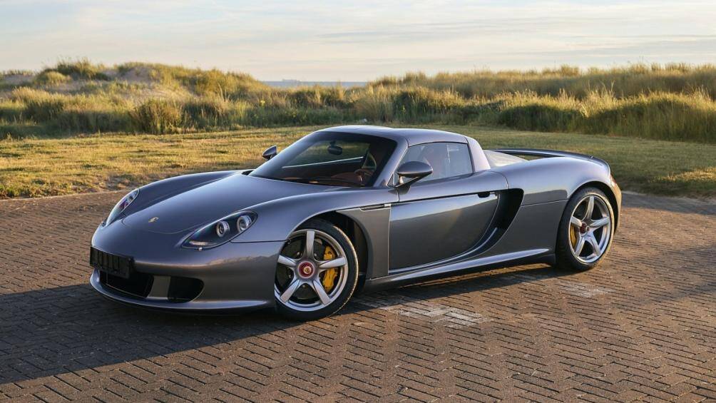 9. Porsche Carrera GT (vận tốc tối đa: 330 km/h).