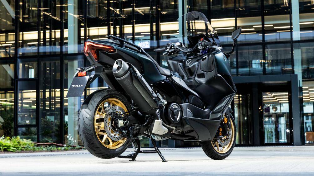3. Yamaha TMAX Tech Max Black 2023 (giá: 13,599 USD).