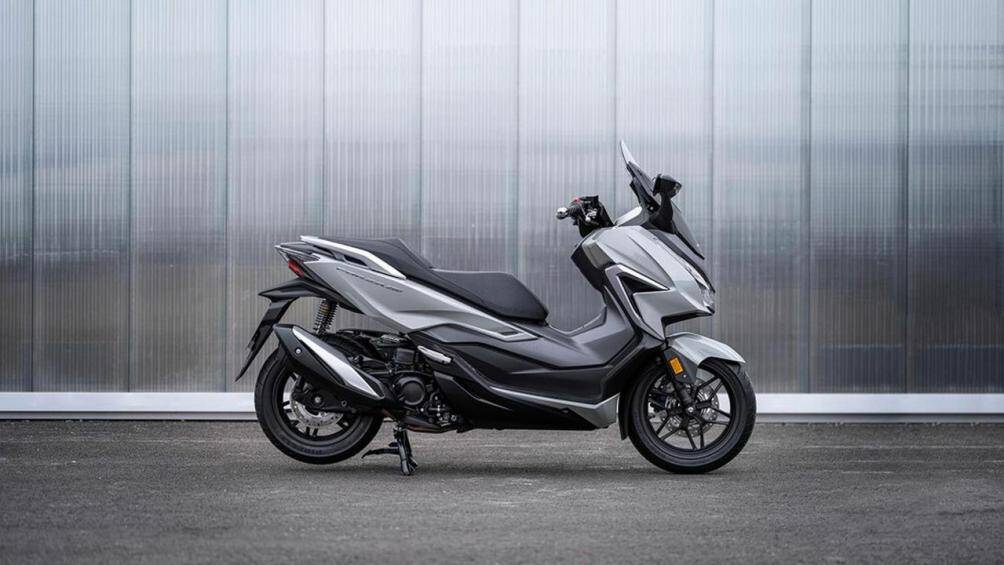 8. Honda Forza 350 2023 (giá: 7,999 USD).