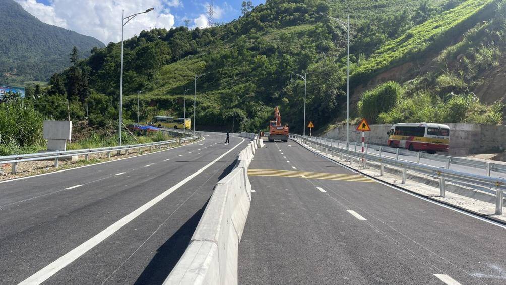 Khi đưa vào vận hành thử nghiệm, cầu Móng Sến từ T.P Lào Cai lên thị xã Sa Pa khoảng 30 km, đi theo QL 4D cũ sẽ phải qua dốc ba tầng thường xuyên sạt lở.