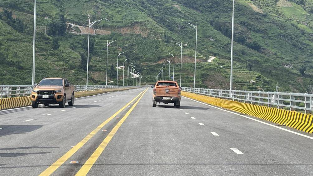 Trong giai đoạn vận hành thử nghiệm, tất cả các phương tiện đều được tham gia lưu thông, trừ xe có trọng tải trên 20 tấn và xe container.