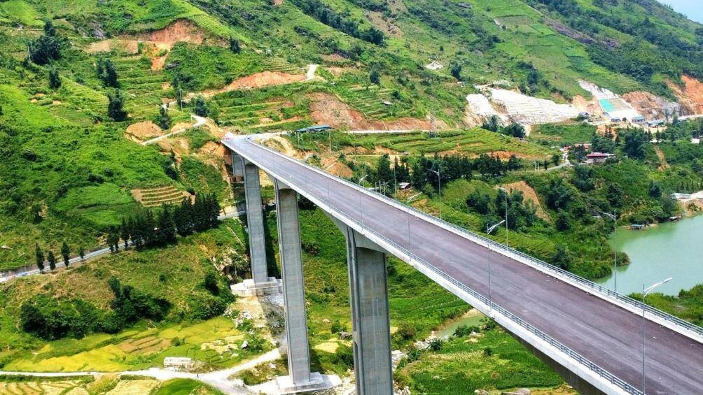 Cầu Móng Sến được xây dựng bằng bê tông cốt thép, bề mặt cầu rộng 14 m với 4 làn xe, chiều dài 612 m có 5 nhịp liên tục, trong đó nhịp dài nhất là 132 m.