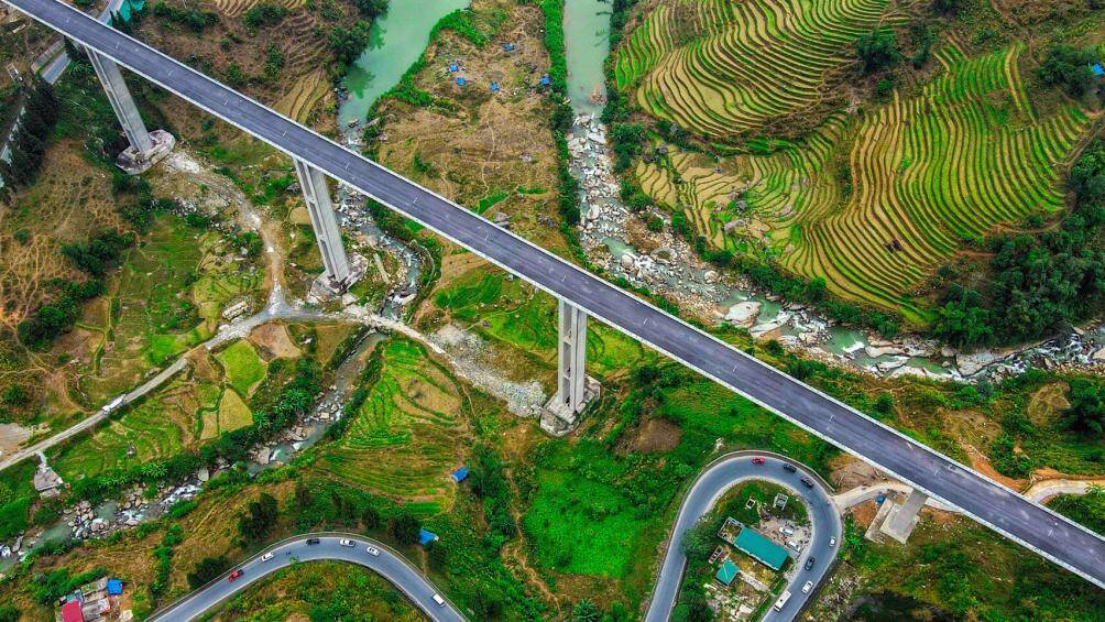 Cầu Móng Sến (Trung Chải, Sa Pa, Lào Cai) nằm trên QL 4D nối thị xã Sa Pa với cao tốc Nội Bài - Lào Cai
