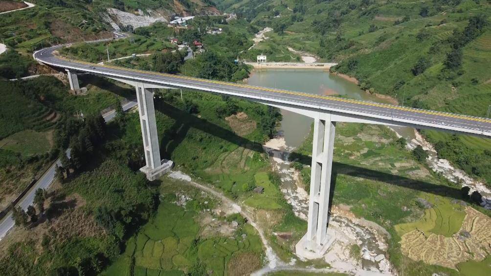 Các phương tiện qua cầu Móng Sến sẽ rút ngắn khoảng 2,5 km so với đường cũ và không phải đi qua dốc ba tầng.
