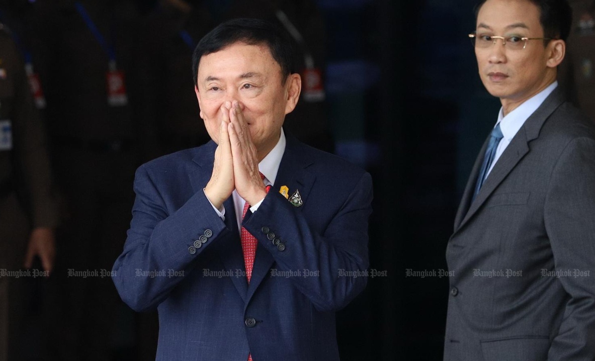 Theo Cảnh sát trưởng Quốc gia Thái Lan, Đại tướng Damrongsak Kittiprapas, sau khi hoàn thành các thủ tục xác nhận danh tính tại sân bay, ông Thaksin được đưa đến trụ sở của Phòng Cảnh sát Thủ đô số 2 để lập biên bản về việc ông trở về nước.