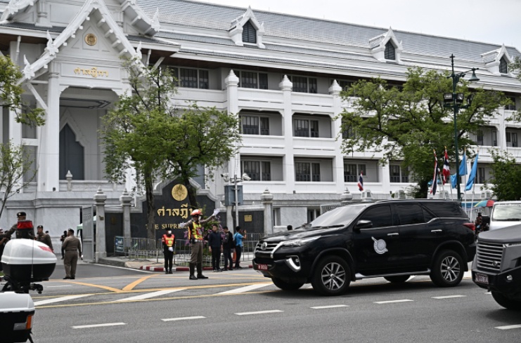 Trưa cùng ngày, ông Thaksin được giao cho Cục Cải huấn và chuyển đến nhà tù Remand Bangkok. Tại đây, ông sẽ bị giam giữ trong khi chờ các thủ tục pháp lý tiếp theo. Trong ảnh là xe cảnh sát chở ông Thaksin rời Tòa án Tối cao ở Bangkok, Thái Lan.