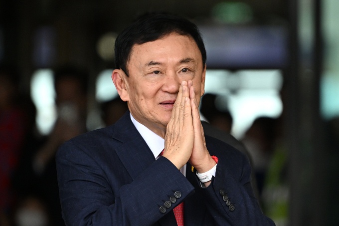 Ông Thaksin giữ chức thủ tướng Thái Lan từ năm 2001 nhưng bị lật đổ trong cuộc đảo chính quân sự năm 2006. Sau đó, ông rời đất nước, sống lưu vong từ năm 2008 để tránh phải ngồi tù. Mặt khác, ông Thaksin bác bỏ những cáo buộc này, cho rằng đây là động cơ chính trị.