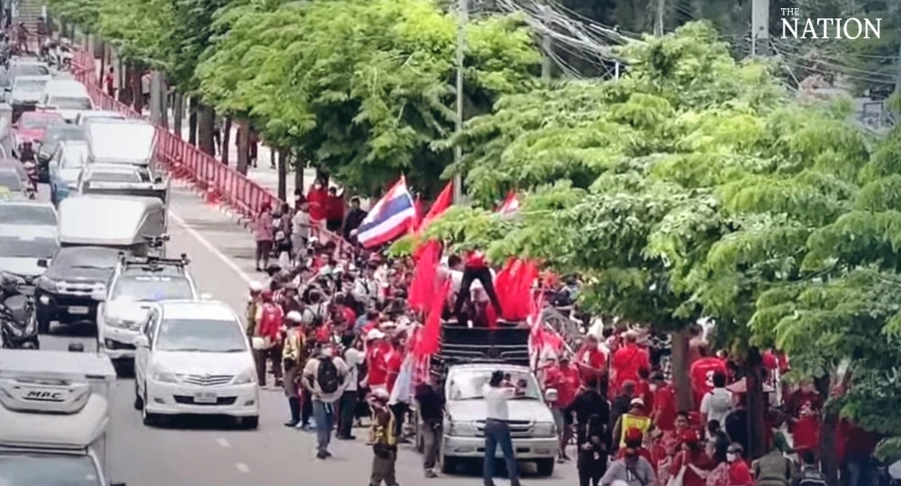 Bên ngoài nhà tù Remand Bangkok, cũng có rất đông người ủng hộ mặc áo đỏ, chờ đợi ông Thaksin.
