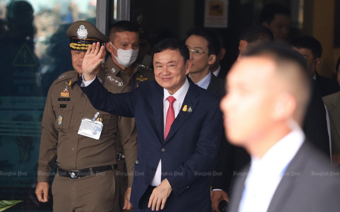 Sau nhiều lần trì hoãn, sáng 22/8, cựu Thủ tướng Thái Lan Thaksin Shinawatra đã trở về Thái Lan sau 15 năm lưu vong ở nước ngoài.