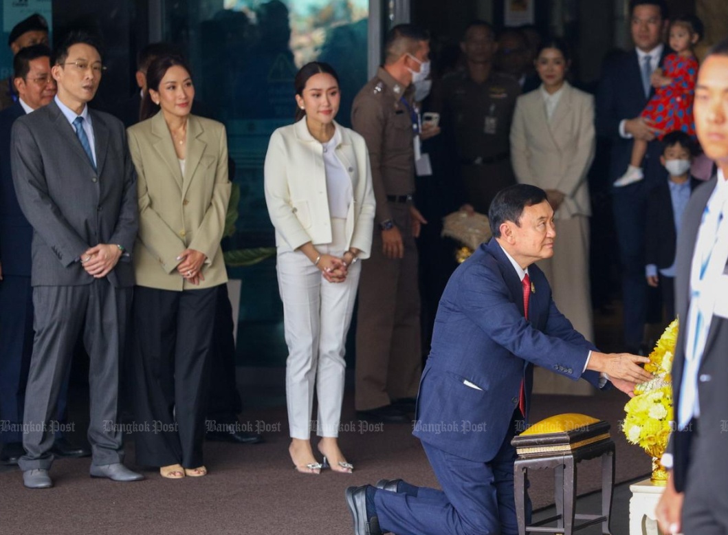 Sau đó, ông làm lễ, bày tỏ lòng kính trọng trước ảnh chân dung của Nhà vua và Hoàng hậu Thái Lan, được đặt ngay trước cửa vào nhà ga.