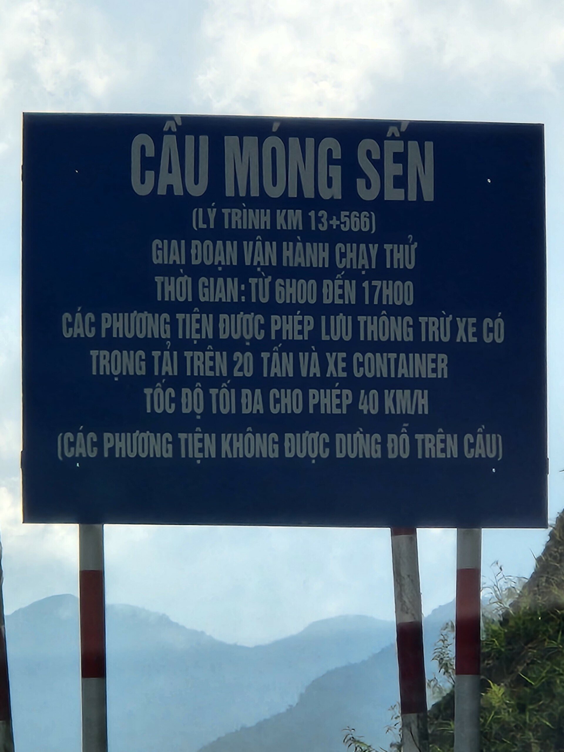 Do trong quá trình vận hành chạy thử có thể phải điều chỉnh cho phù hợp với thực tế, yêu cầu các phương tiện giao thông lưu thông trên tuyến tuân thủ tuyệt đối nội dung biển chỉ dẫn.