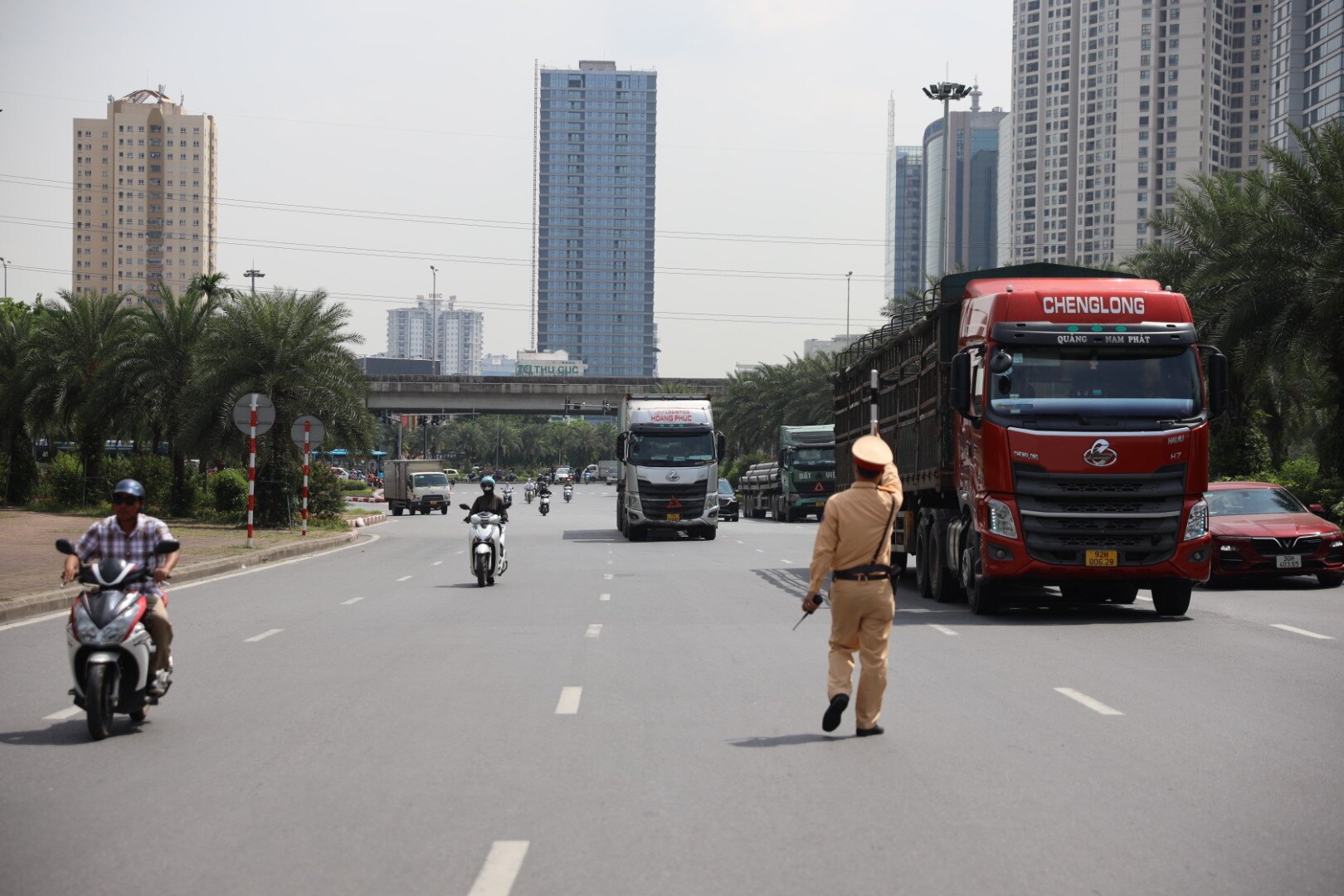 Thực hiện kế hoạch tổng kiểm soát xe khách, xe container của Bộ Công an, sáng nay (23/8), Đội CSGT đường bộ số 6 (Công an TP Hà Nội) đã triển khai kiểm tra nồng độ cồn, ma túy với tài xế tại Đại lộ Thăng Long.