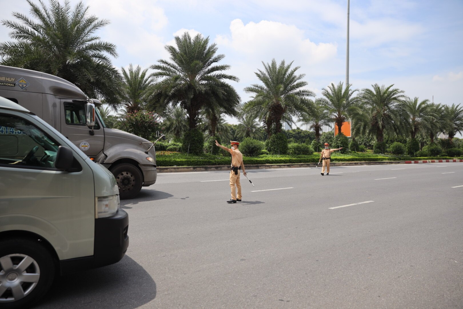 Thiếu tá Trần Quang Chinh, Phó đội trưởng Đội CSGT đường bộ số 6  cho biết, Đại lộ Thăng Long là tuyến nối trung tâm Hà Nội với các huyện Thạch Thất, Quốc Oai, Sơn Tây đi Hòa Bình, Phú Thọ, từ đó đi các tỉnh phía Bắc nên tập trung nhiều xe container qua lại.