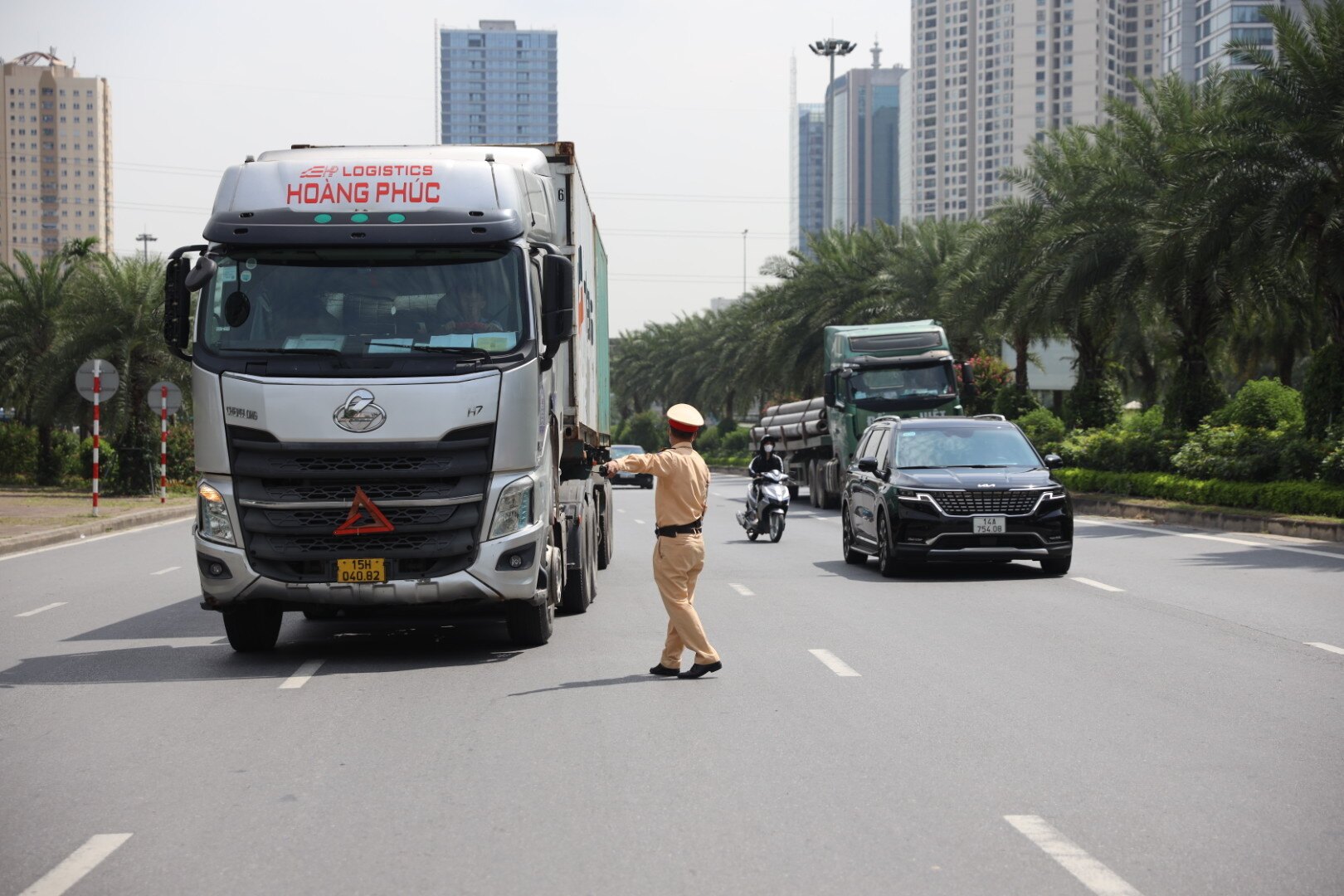 "Đơn vị đã cử cán bộ, chiến sĩ thực hiện điều tra cơ bản, nắm tình hình để thiết lập chốt kiểm tra nồng độ cồn, chất ma túy tại ngay điểm ra vào tuyến nhằm sớm phát hiện vi phạm. Bên cạnh việc lập chốt tại địa điểm cố định, đơn vị sẽ lập các tổ tuần tra lưu động và hóa trang để phát hiện, kiểm tra các xe có dấu hiệu chở quá tải, cơi nới thành thùng", ông Chinh nói.