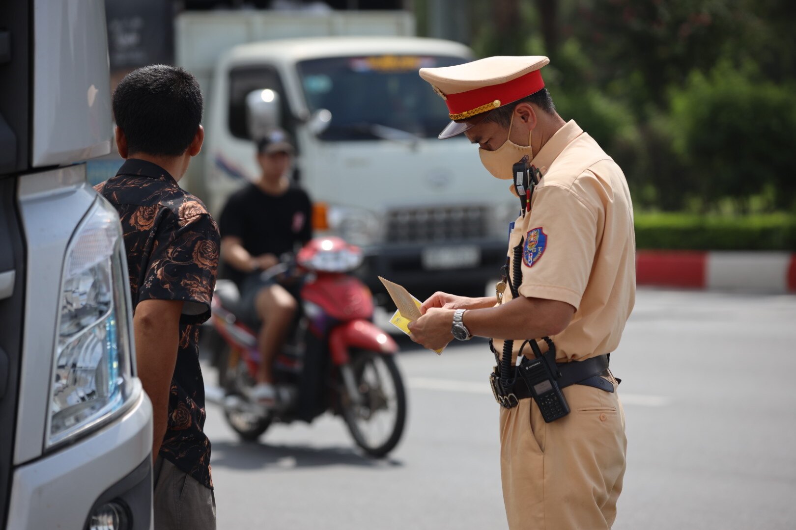 Ghi nhận của PV Báo Giao thông, gần như tất cả xe container chạy trên tuyến đường này đều được tổ công tác yêu cầu dừng xe để kiểm tra các loại giấy tờ liên quan đến người lái, phương tiện và hàng hóa trên xe.