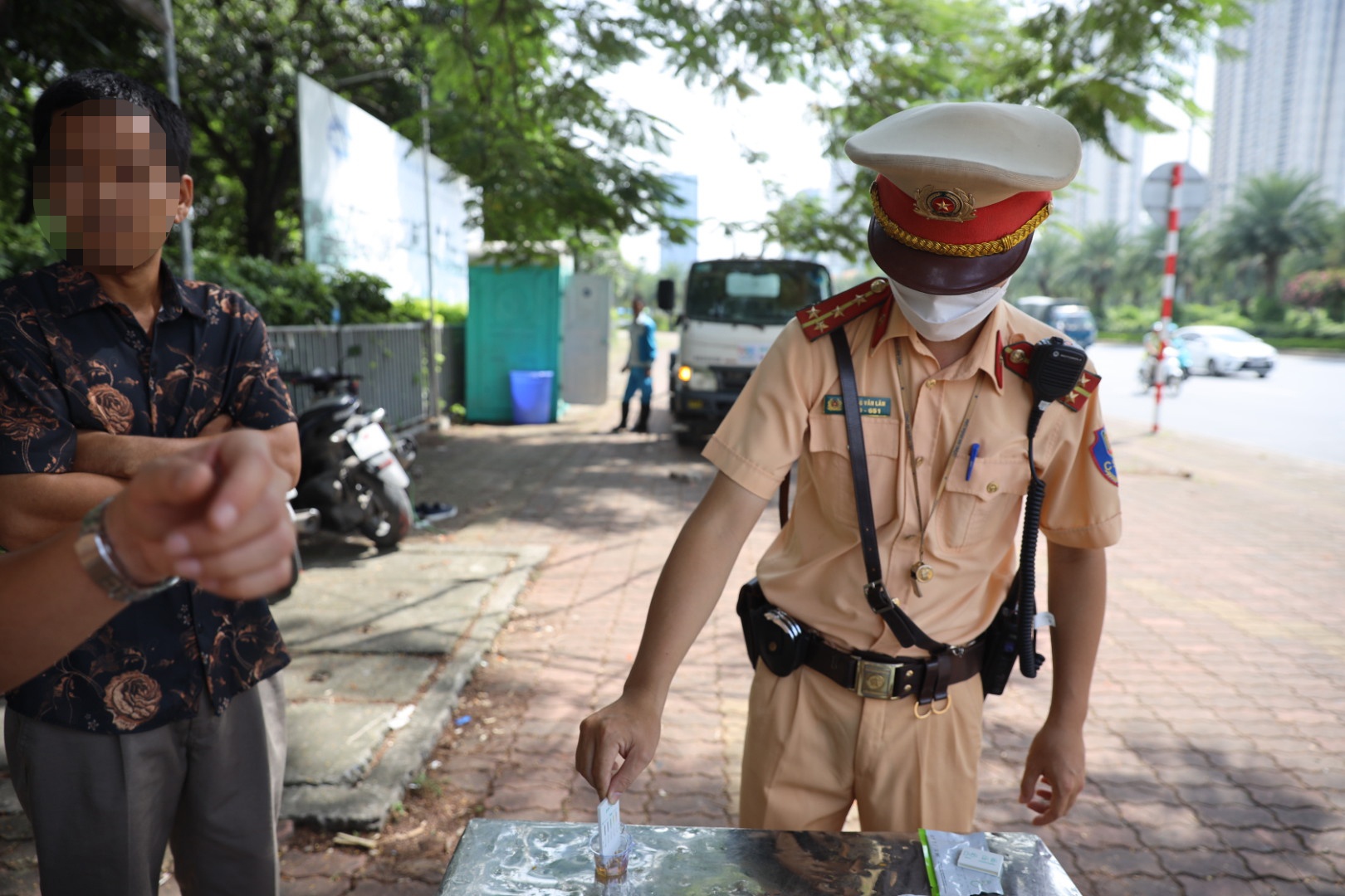 Để phục vụ cho quá trình kiểm tra chất ma túy trong cơ thể, Đội CSGT đường bộ số 6 đã đặt hai cabin.