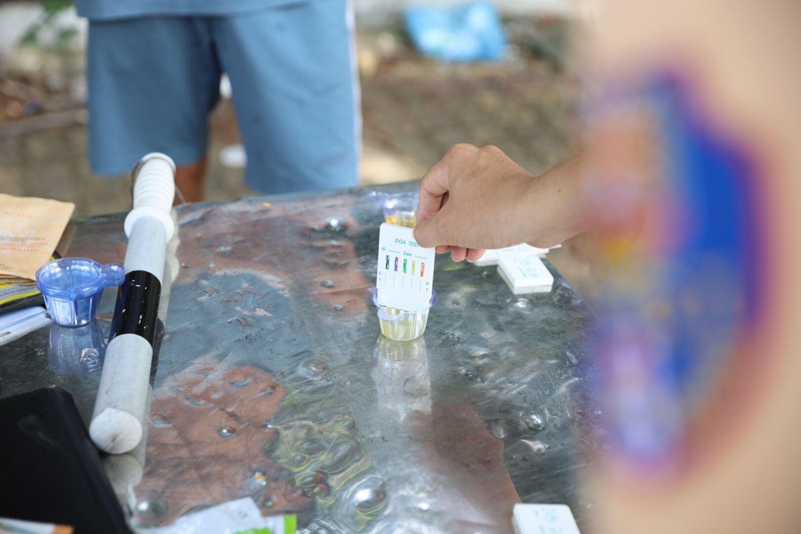 Quá trình kiểm tra nồng độ cồn và chất ma túy của mỗi tài xế diễn ra nhanh nên không ảnh hưởng nhiều đến lộ trình di chuyển của các xe.