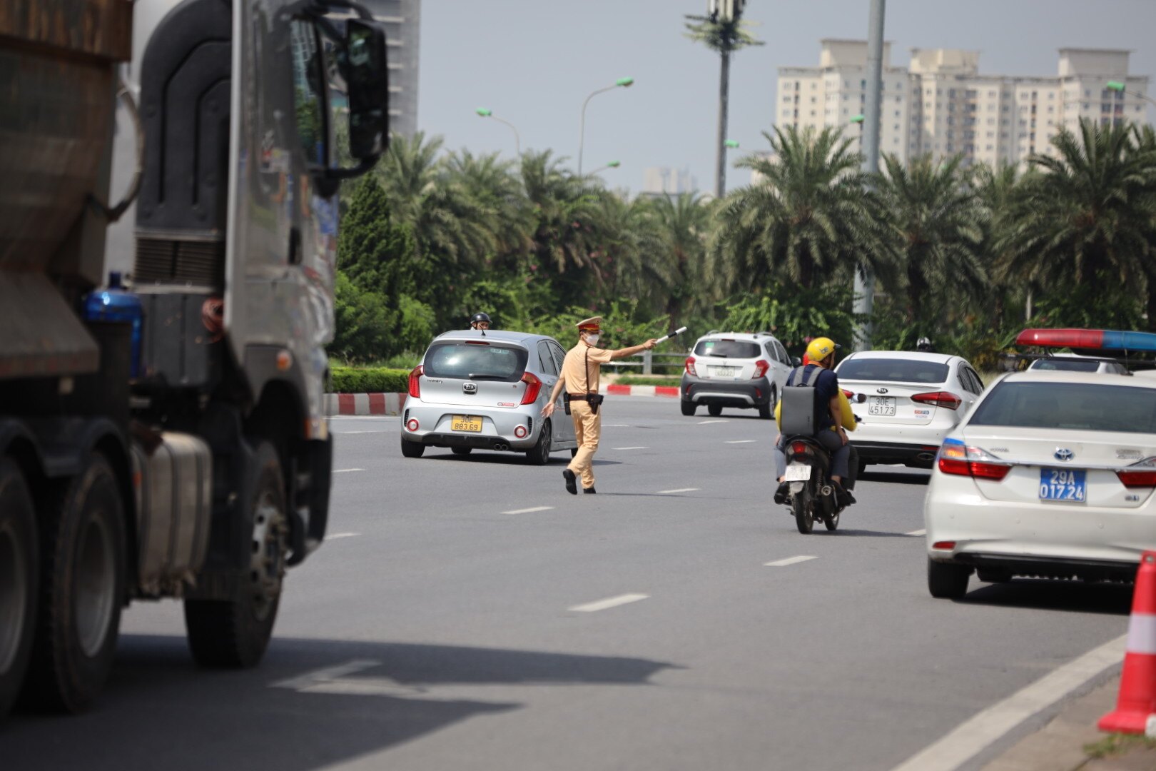Theo công văn đảm bảo trật tự ATGT vừa ban hành, UBND TP Hà Nội chỉ đạo công an thành phố tiếp tục triển khai có hiệu quả kế hoạch tổng kiểm soát xe khách và xe container xuyên suốt kỳ nghỉ lễ 2/9.