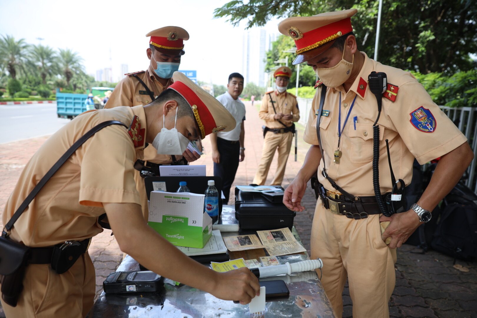 Trong cả buổi sáng, tổ công tác đã tiến hành kiểm tra khoảng 100 xe container, tuy nhiên không phát hiện tài xế nào vi phạm nồng độ cồn và  ma túy.