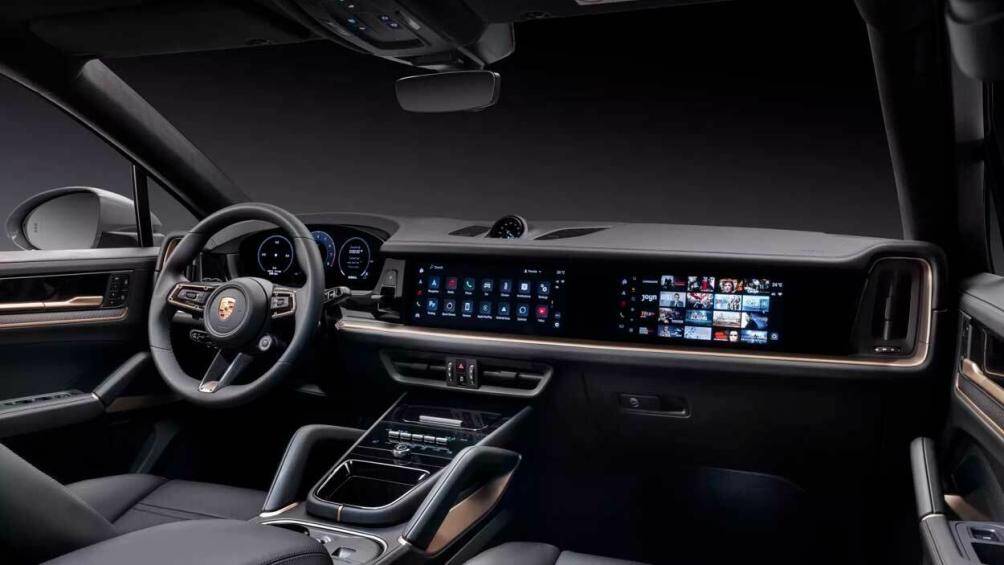 Xe được trang bị tới ba màn hình kéo dài hết mặt táp lô. Đầu tiên là đồng hồ lái kỹ thuật số hoàn toàn mới có kích thước lên đến 12,6 inch.