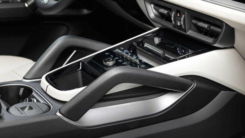 Hệ thống giải trí còn hỗ trợ chức năng Screenhits TV, cho phép người dùng xem video trực tuyến khi xe đứng yên.