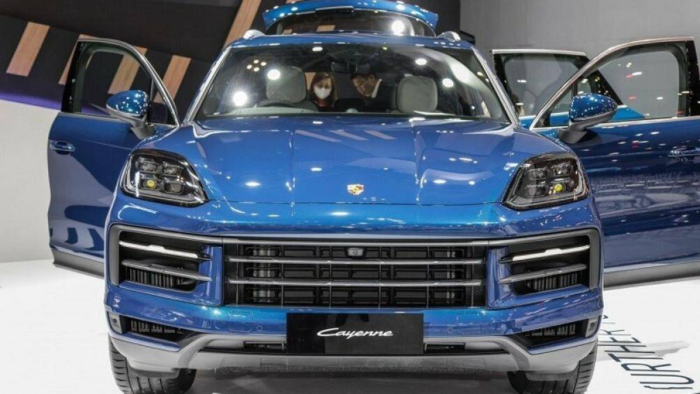 Porsche Cayenne 2024 có nắp ca-pô, cánh gió và đèn pha được thiết kế lại theo xu hướng thể thao hơn.