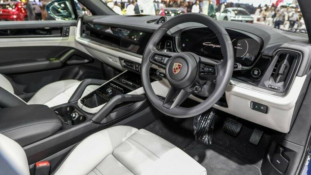 Nội thất của Porsche Cayenne 2024 được thiết kế tương tự Taycan, với các nút chức năng quan trọng được đặt trên vô lăng hoặc gần vị trí lái.