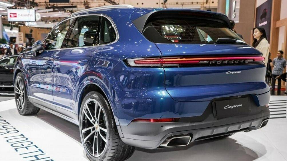 Cửa hậu được làm tối giản để hốc biển số nằm sâu hơn trước. Xe cũng được bổ sung các tùy chọn mâm xe mới với kích thước từ 20 inch đến 22 inch.