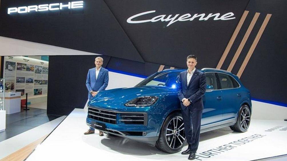 Cayenne tiêu chuẩn sử dụng động cơ V6 dung tích 3.0L, có công suất 348 mã lực và 500Nm.