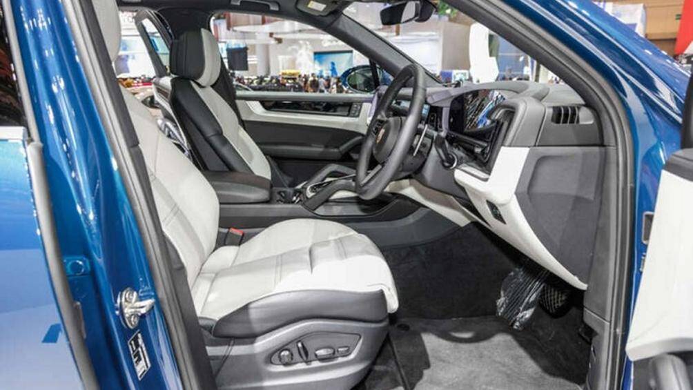 Kết thúc bằng màn hình kích thước 10,9 inch cảm ứng dành riêng cho hành khách ở hàng ghế trước.