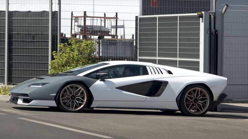 2. Lamborghini Countach LPI 800/4 (vận tốc tối đa: 356 km/h).