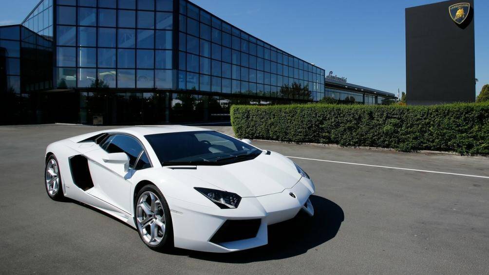 6. Lamborghini Aventador LP 700-4 (vận tốc tối đa: 349 km/h).