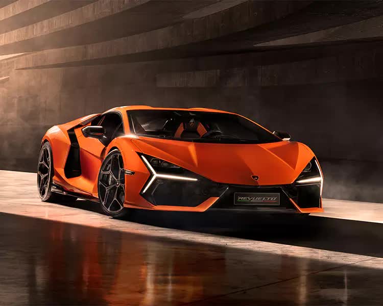 7. Lamborghini Revuelto (vận tốc tối đa: 349 km/h).