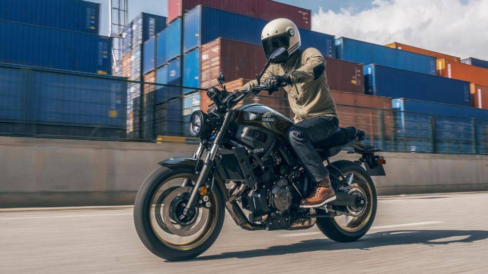 10. Yamaha XSR700 2023 (giá: 8.899 USD).