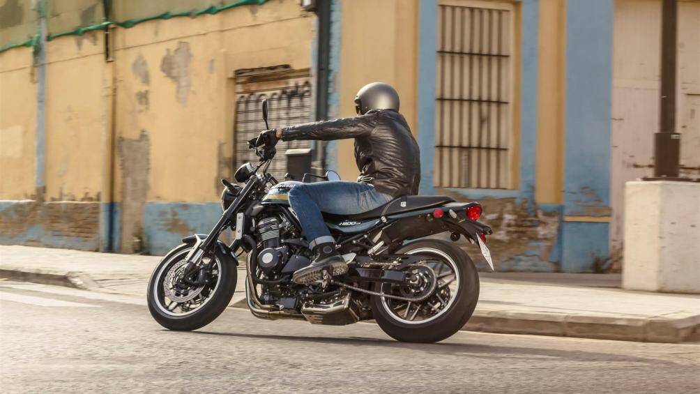 2. Kawasaki Z900RS 2023 (giá: 11.949 USD).